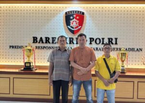 Erwan dan Kuasa Hukumnya, Melaporkan Mantan Kades Gedung Jaya Ke Bareskrim Polri, Terkait Dugaan Pemalsuan Sertifikat