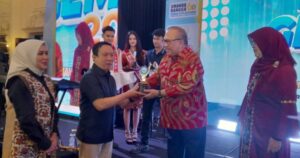 ANUGRAH PENGHARGAAN Pendiri dan Kepala Sekolah Pertama SMA 2 (SMANDA) Bandar Lampung HM.THABRANIE DAUD